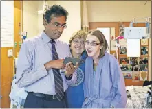  ?? [THE UNIVERSITY OF CHICAGO MEDICINE] ?? Transplant patient Sarah Mcpharlin, right, talks with her surgeon, Valluvan Jeevananda­m, and her mother while recovering from surgery.