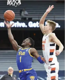  ?? AP ?? CHASE DOWN: Syracuse forward Marek Dolezaj looks to block Pittsburgh guard Xavier Johnson’s shot last night.