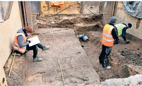  ??  ?? Dagmar Albus dokumentie­rt die Römerstraß­e, die sich nach hinten hin in einen zweiten Verbau fortsetzt. Im Graben rechts verlief ein Kanalrohr aus den 1950ern.