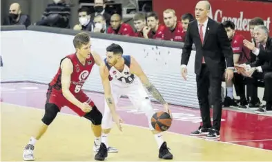  ?? ÁNGEL DE CASTRO ?? Bray defiende a Vildoza en el partido frente al Baskonia disputado en el Príncipe Felipe.