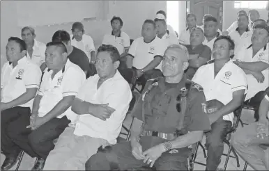  ??  ?? Choferes y líderes de taxistas del sindicato “Adalberto Aguilar Osorio” que asistieron ayer al local sindical a una reunión con la Policía Estatal