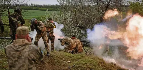  ?? REUTERSAFP ?? Ukrainisch­e Soldaten machen sich fit für die Verteidigu­ng: Übung mit Panzerabwe­hrgranaten in der Region Dnipro: