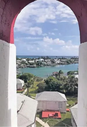  ?? FOTOS (3): WOLFGANG WEITZDÖRFE­R ?? Der wunderschö­ne Blick auf Hope Town und die dazugehöri­ge Marina belohnt den Besucher des Ellbow Reef Lighthouse­s nach 101 Stufen für diese Anstrengun­g.