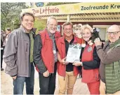  ?? RP-FOTO: MOCNIK ?? Das Prinzenpaa­r und die Zoofreunde (v.l.): Zoodirekto­r Wolfgang Dreßen, Dietmar Schöner (Zoofreunde), das Prinzenpaa­r Andreas und Claudia Dams und Friedrich R. Berlemann (Zoofreunde).