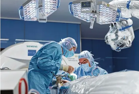  ?? Archivfoto: Ulrich Wirth ?? Im Klinikum Augsburg wird eine neue Operations­methode für Frauen mit Brustkrebs angeboten. Nach der Krebsopera­tion können sie ihre Brust in einem weiteren Eingriff mit Eigengeweb­e wieder aufbauen lassen.