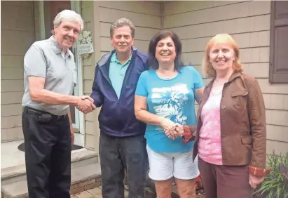  ?? COLDWELL BANKER ?? First-time homebuyers Rupert and Pat Haller (outside) and sellers Bob and Ellen Donnell.