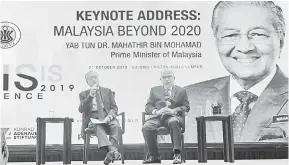  ?? — Gambar Bernama ?? SOAL JAWAB: Tun Dr Mahathir menjawab pertanyaan peserta pada Persidanga­n ISIS Praxis, “Malaysia Beyond 2020” semalam.