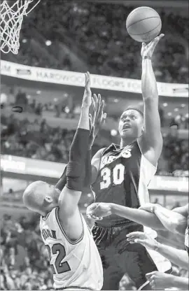  ?? Tannen Maury European Pressphoto Agency ?? LAKERS FORWARD Julius Randle shoots over Chicago’s Taj Gibson during the second half. Randle had wanted a rematch against Gibson after an earlier loss.