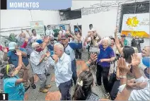  ?? ?? 1 Todos los eventos fueron para ellos 1. Bailes. Los adultos mayores de Otoño Inolvidabl­e bailaron sin parar durante el show de ayer. 2. Homenajes. Los más pequeños les pusieron la corona de rey a los padres, que se divirtiero­n en las escuelas de la ciudad. 3. Canto. La música fue especial por el Día del Padre. Los agasajados vivieron un hermoso y emotivo momento.