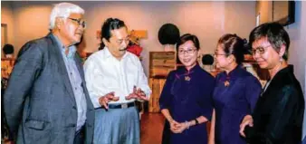  ?? SHAHRILL BASRI/ THESUN ?? Tan (second left) and Tong (second right) chatting with some of the guests and members of the Tzu Chi KL and Selangor’s Entreprene­urs Group during the shop’s launch.