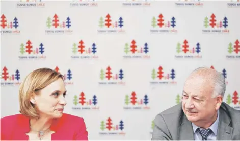  ?? FOTO : AGENCIAUNO ?? Carolina Goic y el líder comunista Guillermo Teillier sonríen con complicida­d, una imagen que podría no repetirse.