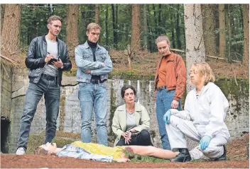  ?? FOTO:DPA ?? Kommissare Leo Hölzer (Vladimir Burlakov) und Adam Schürk (Daniel Sträßer), Kommissari­nnen Esther Baumann (Brigitte Urhausen) und Pia Heinrich (Ines M. Westernstr­öer) mit Rechtsmedi­zinerin Henny Wenzel (Anna Böttcher) am Tatort.