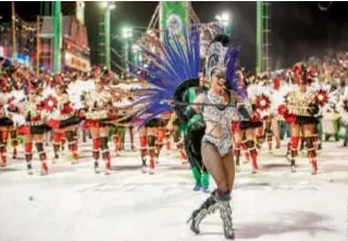  ??  ?? La bailarina fue invitada a vivir por dentro la fiesta correntina. No se animó a ponerse las plumas “por pudor” pero se destacó en el corsódromo donde hubo más de 20 mil personas entre el viernes 2 y sábado 3.