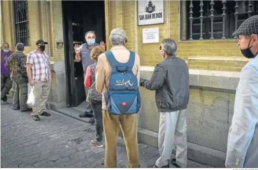  ?? JUAN CARLOS VAZQUEZ ?? Colas en la puerta de un comedor social en Sevilla.