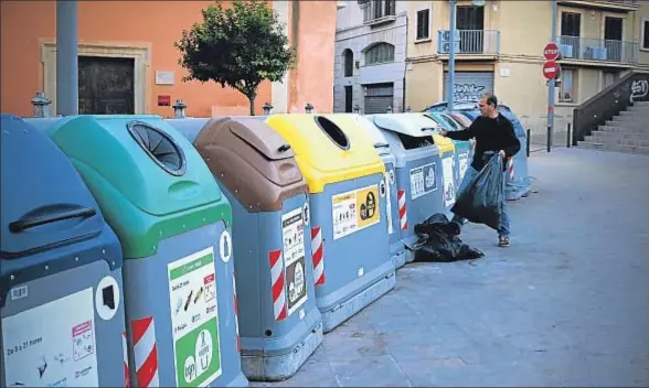  ?? XAVI JURIO ?? Un hombre deposita residuos entre la diversidad de opciones que encuentra en la recogida municipal en Tarragona