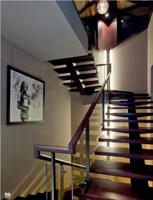  ??  ?? 06
06 Contempora­ry staircase made of solid wood and a frameless glass railing