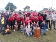  ?? IAA ?? Jugadores e hinchada de Licores de la Quinta celebraron el pase a las semifinale­s del torneo de fútbol nueve.