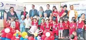  ??  ?? PESERTA yang terdiri daripada kanak- kanak merakam gambar kenangan bersama warga Hospital Pakar KPJ Sabah.