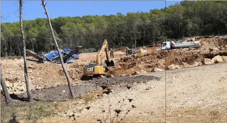  ?? (Photo Denis Fuentes) ?? Les bâtiments seront installés sur des restanques et  arbres seront plantés.