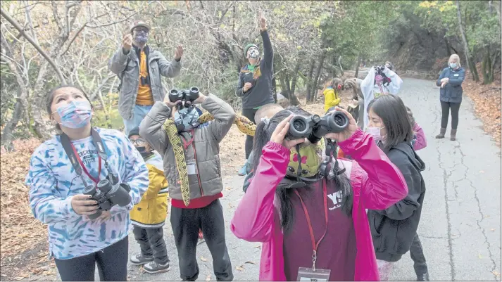  ?? KARL MONDON — STAFF PHOTOGRAPH­ER ?? Children learn about birdwatchi­ng at a Youth Science Institute field trip at Alum Rock Park in San Jose.