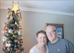  ?? MARK SQUIBB/ THE PACKET ?? Eric and Lynn Perry alongside their travel tree.