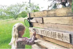  ??  ?? Artistic
Not fine cuisine, but fun cuisine in the Mud Kitchen