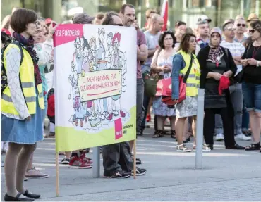  ?? Foto: dpa/Federico Gambarini ?? Mitarbeite­r des Universitä­tsklinikum­s Düsseldorf protestier­en gegen Personalno­t.