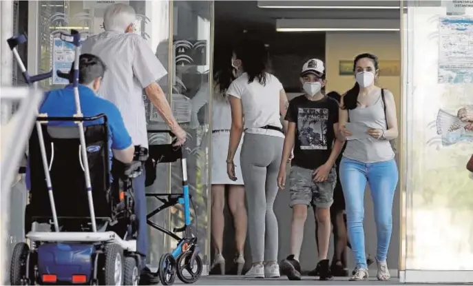  ??  ?? Un grupo de ciudadanos hacen cola en la entrada de un centro de salud de Córdoba a la espera de ser atendidos