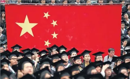  ?? ALY SONG/ REUTERS ?? Ceremonia de graduación en la Universida­d de Fudan en Shanghai el 28 de junio del 2013