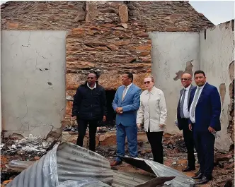  ?? Photo: Thys Giliomee ?? The Western Cape premier, Helen Zille, visited the ruins of the old Toll House on the foothills of the Outeniqua mountains on Monday, 5 November. The executive mayor of Mossel Bay, Alderman Harry Levendal and mayors of other fire-affected municipali­ties accompanie­d her.