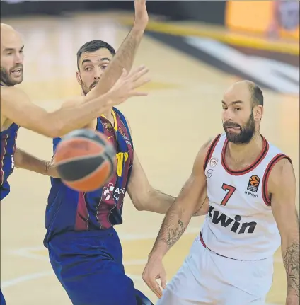  ?? FOTO: M. MONTILLA ?? Calathes y Oriola se interponen en el camino de Spanoulis, en el partido de la primera vuelta en el Palau, que ganó Olympiacos