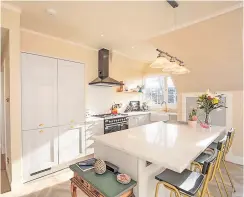  ?? ?? Heart of the home The well laid out kitchen includes a breakfast bar