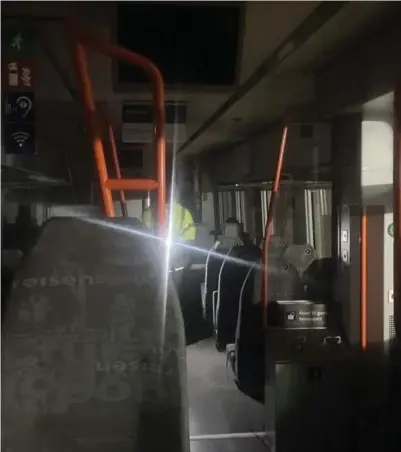  ?? Foto: Josef Saleh ?? ⮉ Passasjere­ne satt for det meste i mørket på toget som sto fast i en tunnel mellom Oslo og Ski.