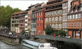  ??  ?? Une balade sur les canaux permet de découvrir les joyaux de la Petite France.