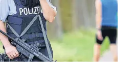  ?? FOTO: LARS HEIDRICH ?? Ein ungewohnte­s Bild beim Rhein-Ruhr-Marathon: Schwer bewaffnete Polizisten bewachten die Veranstalt­ung.