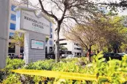  ?? JOHN MCCALL/SOUTH FLORIDA SUN-SENTINEL ?? Police surround the Rehabilita­tion Center in Hollywood Hills, Fla., on Sept. 13. Another patient has died after Hurricane Irma knocked out air conditioni­ng at the center.