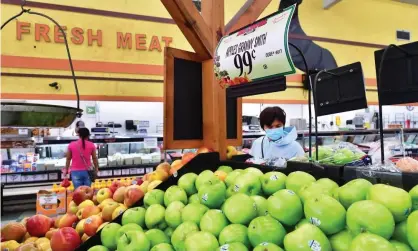  ?? Photograph: Frederic J Brown/AFP/Getty Images ?? Grocery shoppers in Rosemead, California, last month.