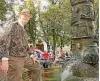  ??  ?? Der Künstler und sein Werk: KarlHeinz Klein im vergangene­n Jahr beim Brunnenfes­t in Gerresheim.