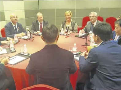  ?? GOBIERNO DE ARAGÓN ?? Los consejeros aragoneses Marta Gastón y Joaquín Olona, en una de sus reuniones esta semana en China.