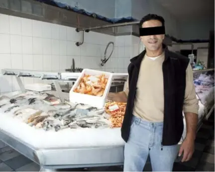  ?? FOTO SARAH VAN DEN ELSKEN ?? Mohamed A. in zijn viswinkel in Borgerhout.