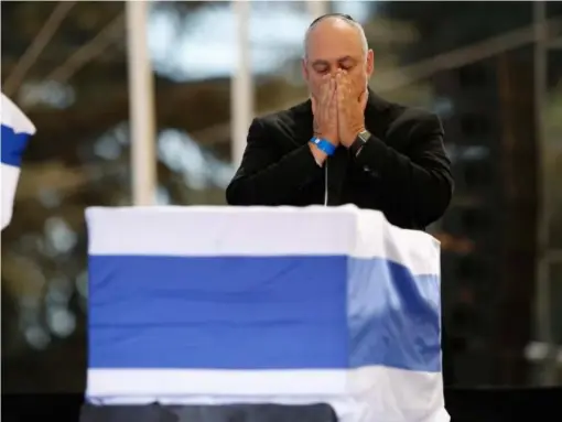  ?? (EPA) ?? Shimon Peres’s son Chemi speaks during the funeral