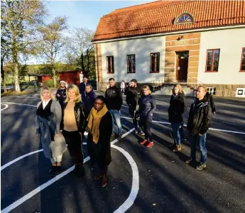  ?? Bild: Niklas Johansson ?? Johanna Almgård, Madelene Algons, Deborah Björk och de andra föräldrarn­a är upprörda över att Mulltorp skola ännu en gång är måltavla för besparings­förslag.