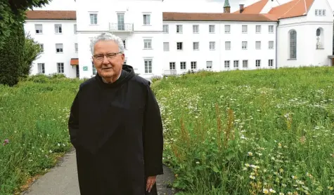  ?? Fotos: Winfried Rein ?? Die Margeriten müssen stehen bleiben, das hat Prior Donatus Wiedenmann für den Klostergar­ten angeordnet. Das jüngste Resultat seiner Bauaktivit­äten ist die sanierte Kirche St. Augustin (im Hintergrun­d rechts).