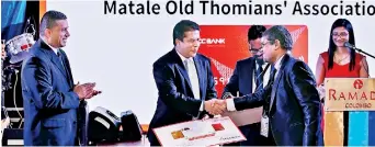  ??  ?? DFCC Bank CEO Lakshman Silva ceremoniou­sly hands over the first credit card to Matale Old Thomians Associatio­n President Lalith Karunadasa in the presence of Payments and Digital Channels Vice President Denver Lewis