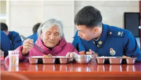  ??  ?? Zhang has lunch with Tang who came to see
him at the fire brigade station in Fenyi County last
week.