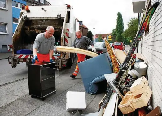  ??  ?? Zu groß für die Tonne: Zuständig für die Abholung von Sperrmüll sind die Kreise und Gemeinden. Wie das organisier­t wird, regeln sie in einer Satzung. Eine bundeseinh­eitliche Regelung gibt es nicht. Foto: dpa Picture-alliance / Jochen Tack