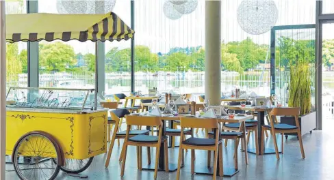  ??  ?? Das Restaurant Deck12 bietet Platz für rund 150 Personen im Innenraum und auf der Terrasse können bis zu 140 Gäste die Ruhe am Kleinen See genießen.