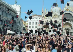  ??  ?? Ieri e oggi I laureandi di Ca’ Foscari del 1929 in bianco e nero, a San Marco la cerimonia di oggi