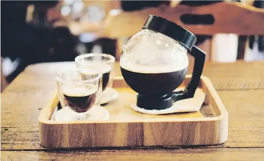  ??  ?? ‘Cold brew’, nitro... Llegan los nuevos cafés de especialid­ad, la última locura de los foodies.