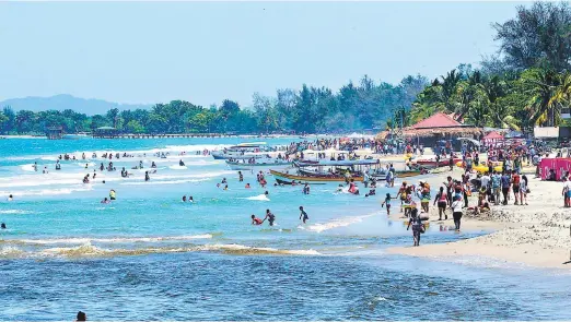  ??  ?? En la Semana Santa ellas se convierten en las embajadora­s de belleza femenina que predomina en las tierras hondureñas.